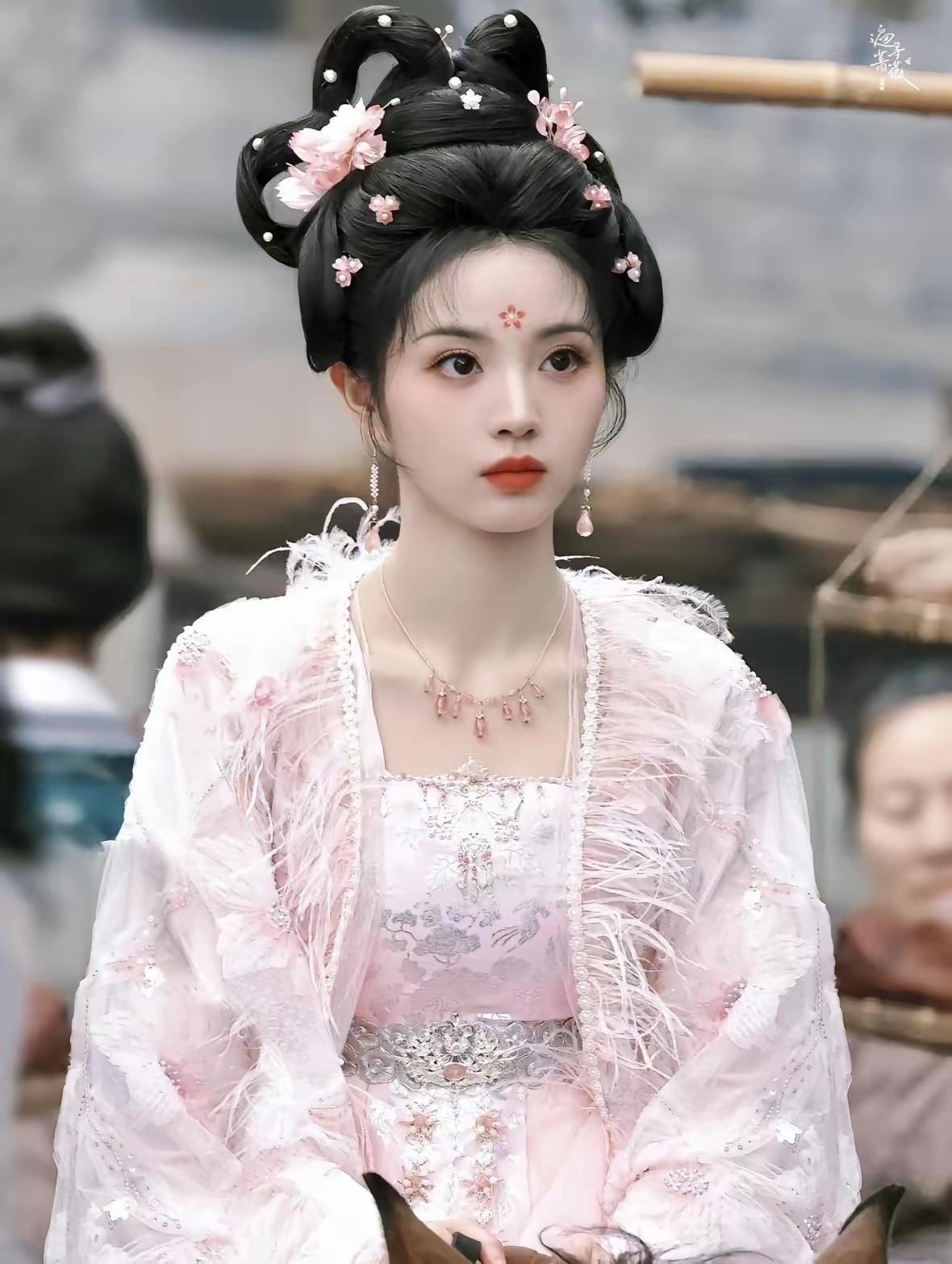 内娱出了个怪事，谁跟田曦薇搭戏，谁就“塌房”。
不是真塌，是剧一火，男主的私生活