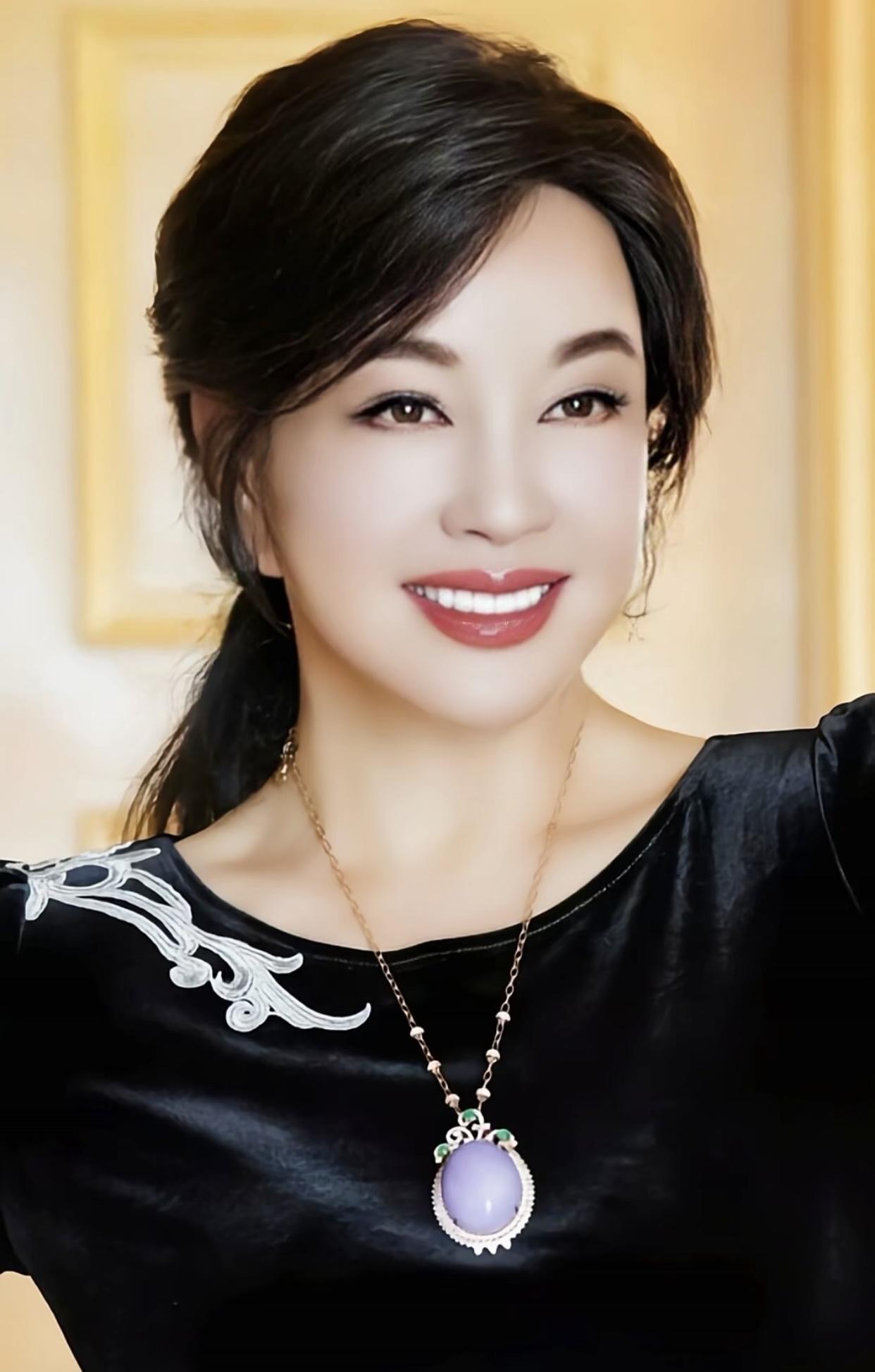 刘晓庆说自己演的这些强势的女人，都是靠男人上位。我要做一个独立的谁也不依附的女人