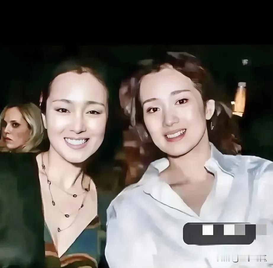 巩琍和替身合照，你能分辨出哪一位是替身，哪一位才是巩琍自己呢？两位女士都美丽漂亮