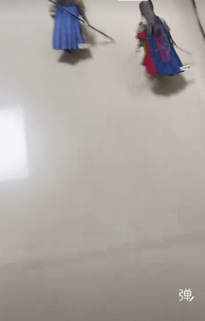 以为两只小强在追逐，太可爱了，这造型100分![赞]