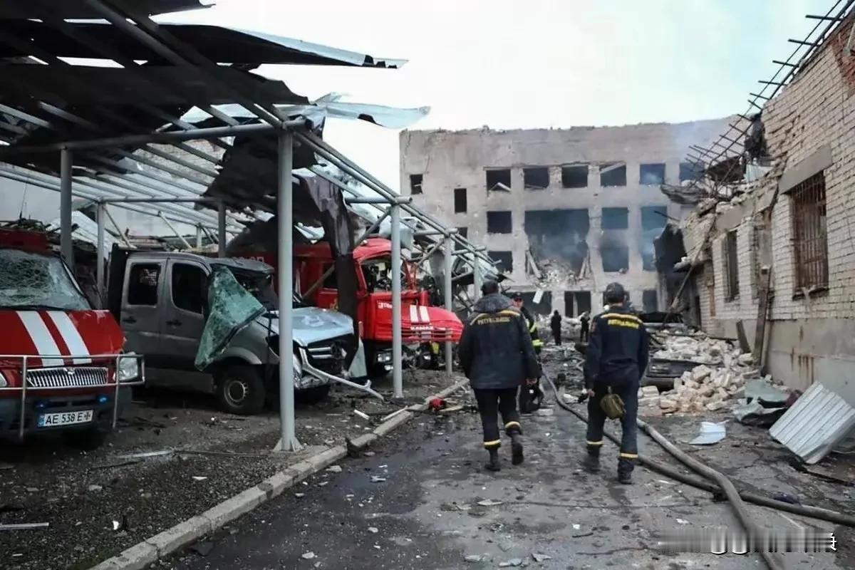 俄军开始彻底“清旧账”！四年隐忍一朝出手，乌克兰今年冬天将最难熬。

 
明眼人