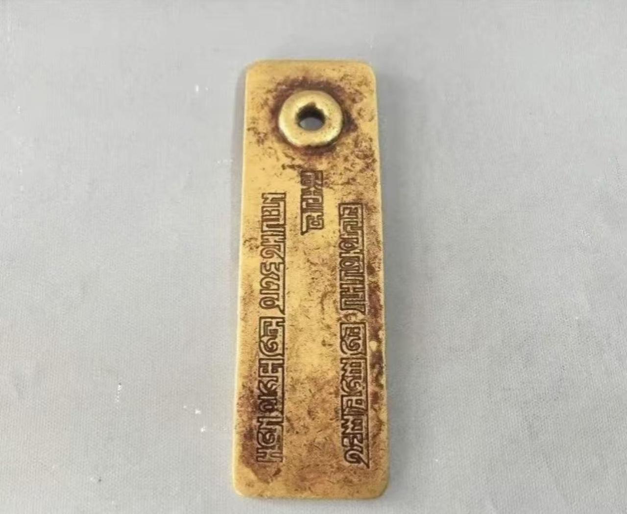 1999年，一内蒙古小伙拿着一块金光灿灿，上面刻有奇怪文字的金属牌，来找收藏家刘