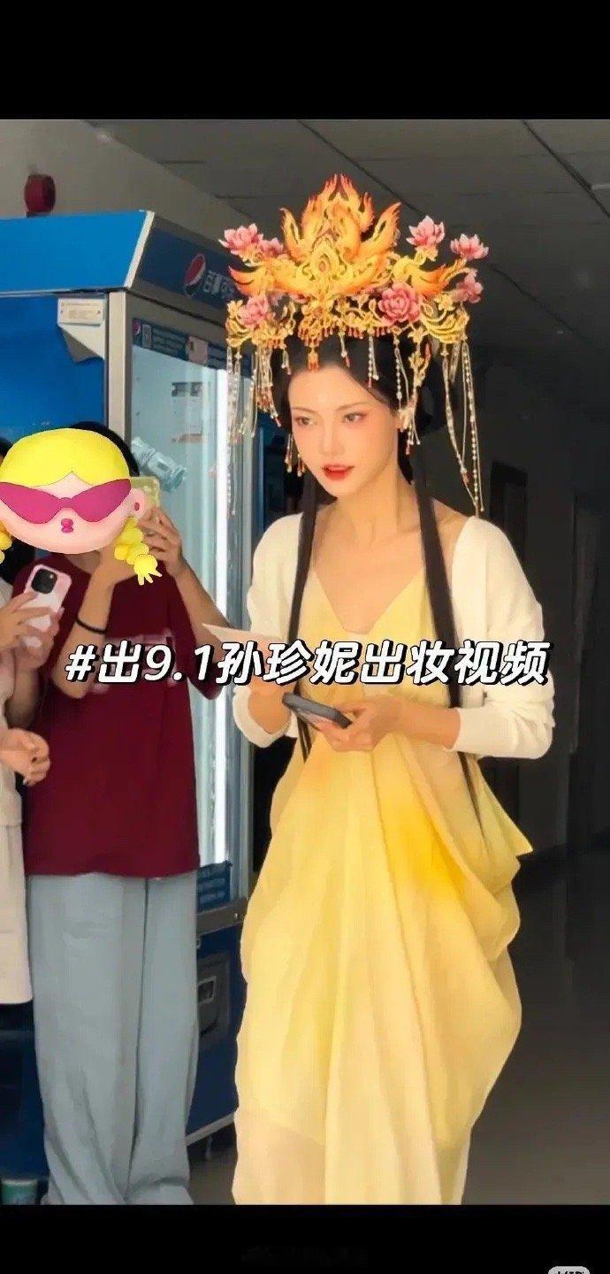 现在的古装造型是要把房子盖在头上吗？ 一点美感也没有 ​​​