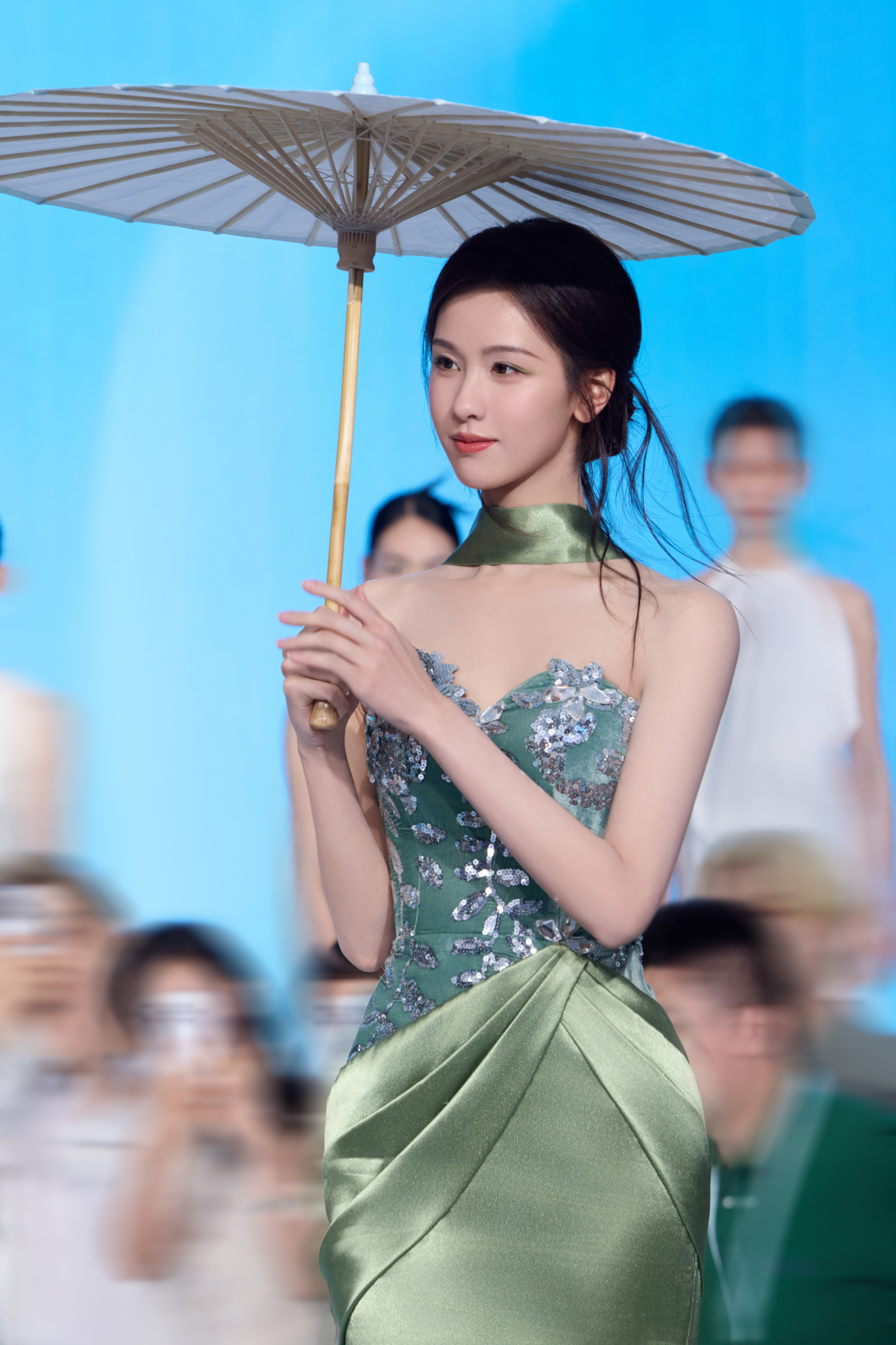 陈都灵[超话] 光华流转，日月生息。西湖畔，和一起凝驻晨昏。 日月双生 自然合一