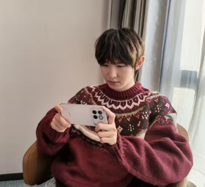 荣耀 WIN 系列新机要来了，定位“超神性能双旗舰”，颜值看着不错 