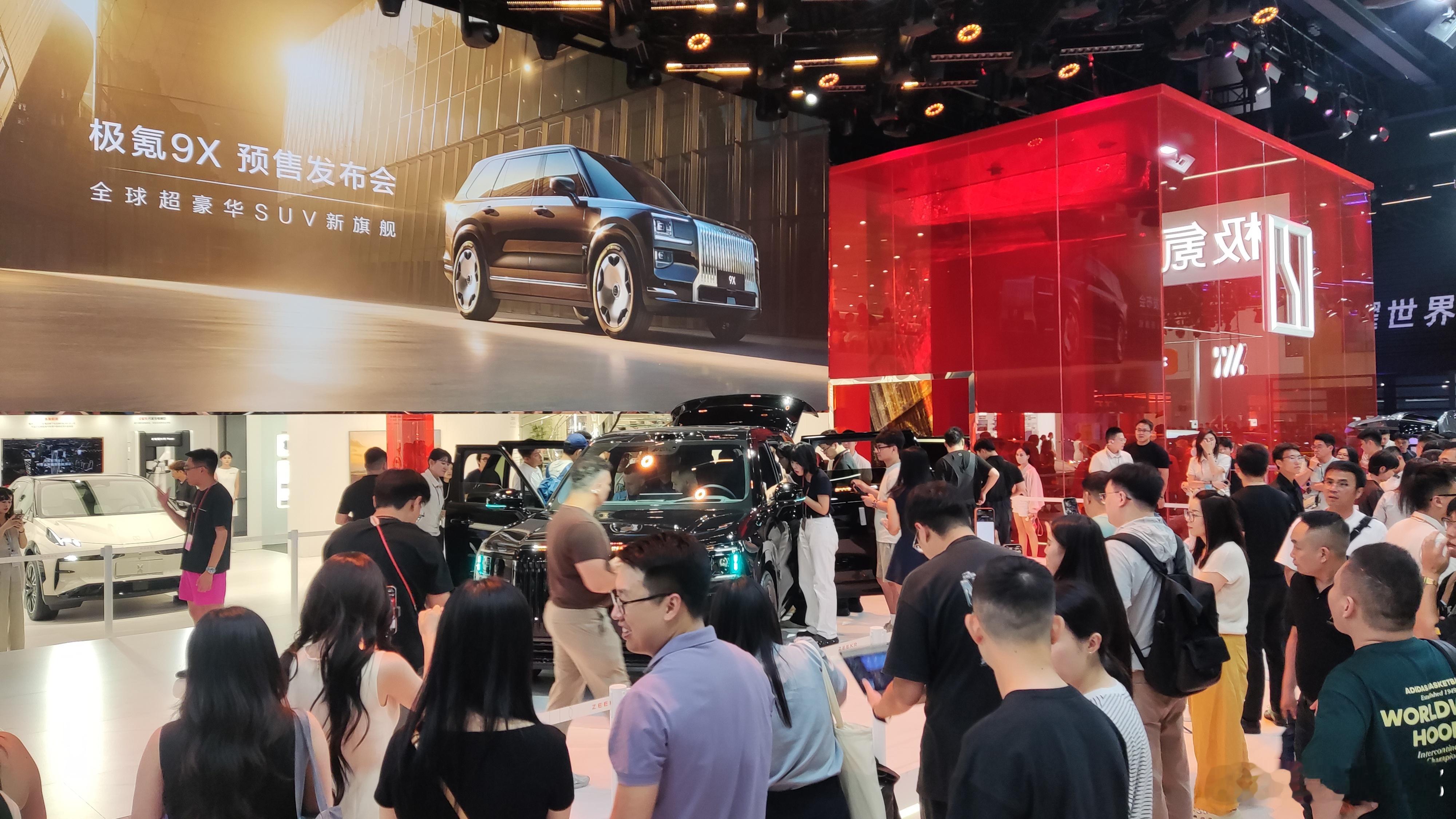 2025成都国际车展 极氪展台简直火出圈了！里三层外三层全是人，大家都在看极氪9