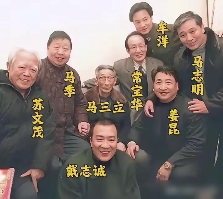 少时愉乐少，
唯有自寻找。
最爱听相声，
一笑烦恼跑。
眼前这几位，
认识也不少