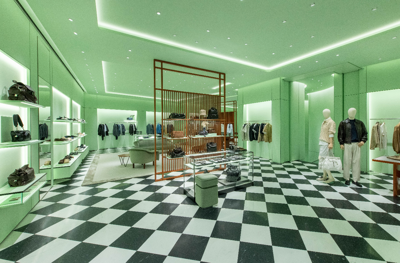 Prada深圳湾新店很热闹Prada 于中国深圳湾万象城开设的全新精品店隆重揭幕