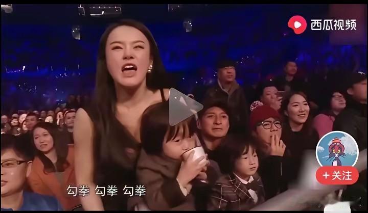 台上，邹市明被对手KO得眼睛都睁不开了，台下，冉莹颖不顾怀中的小儿，大喊“左手，