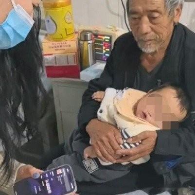 74岁老人带1岁孙子住院，网友捐了近万元善款
 
最近云南一位74岁的陆爷爷，带