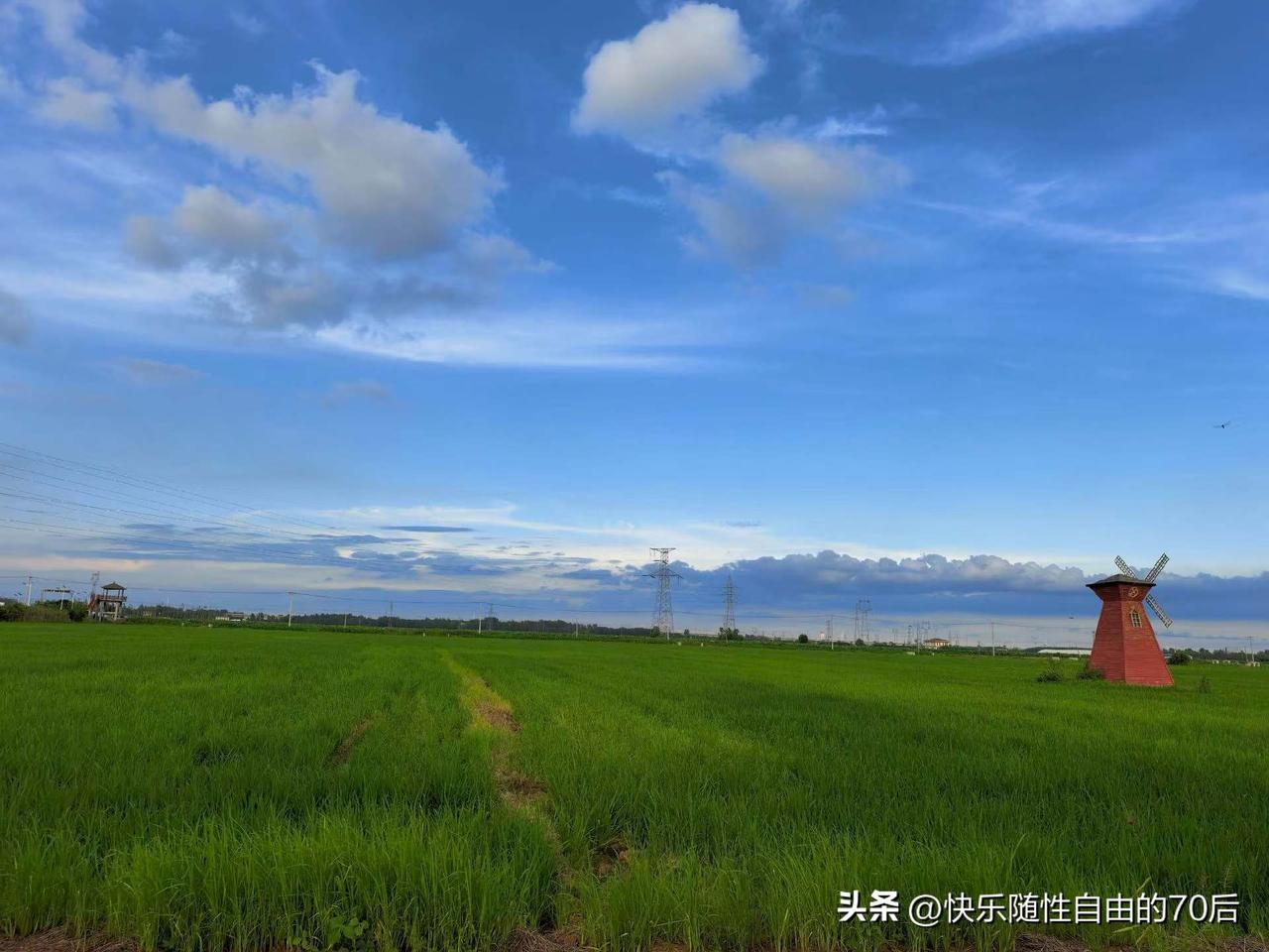 向往蓝天白云，不惹尘埃世俗。
如果你心情不好，记得抬头看看天空。
云朵是天空写过