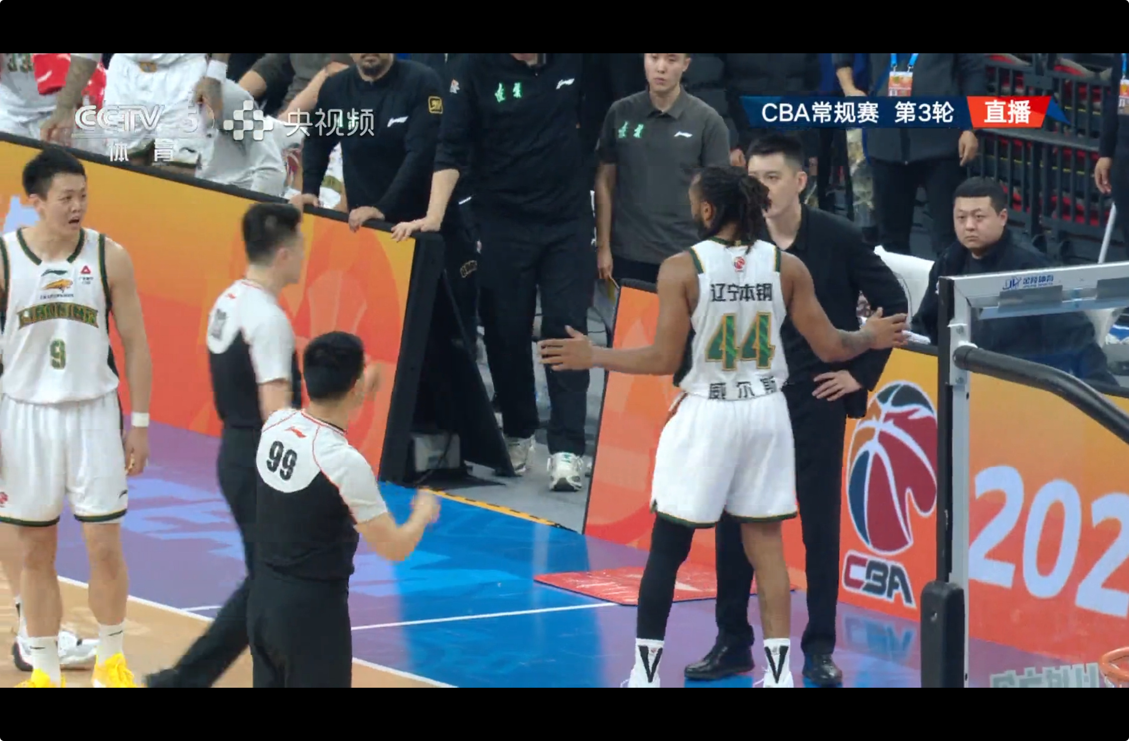 杨鸣指导两吃两T被驱逐… 威尔斯随后也吃了一个T…北京男篮vs辽宁男篮