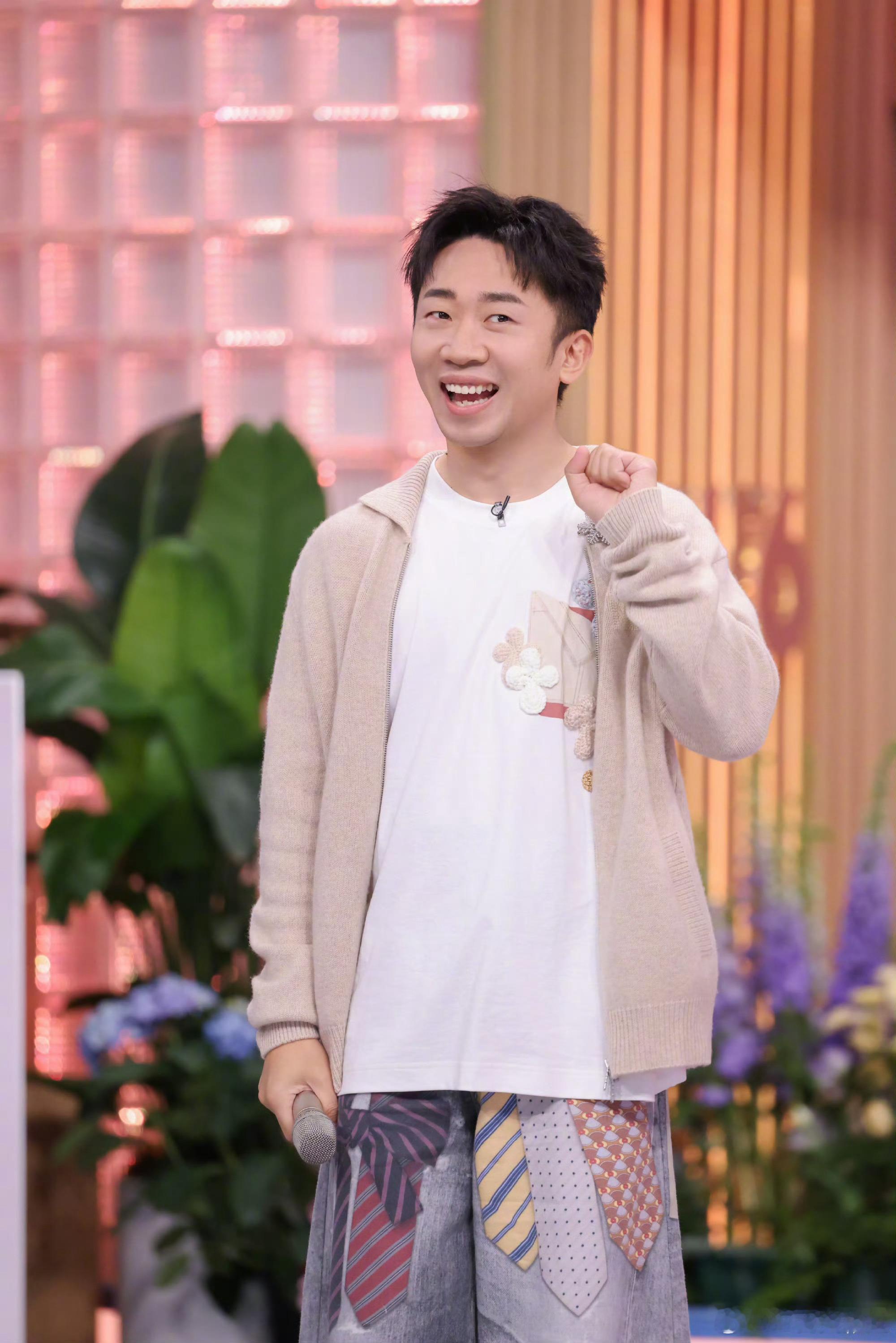 杨迪你是会答题的全网爆火名梗实至名归！杨迪脑力在线秒答封神，冷门歌曲、数学难题轻