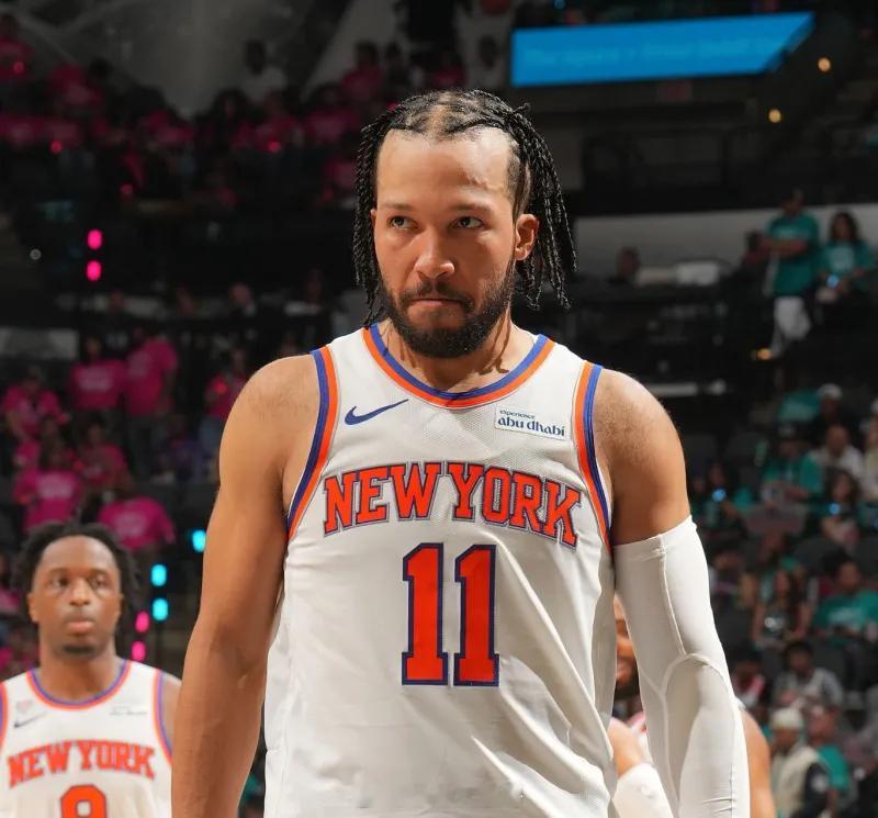 美媒Stat Defender晒出一组数据统计。近5届季后赛，球员单场得分30+