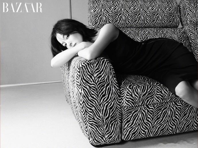 辛芷蕾芭莎封面大片跟着自己的奔赴往前走，辛芷蕾慢下来的样子格外迷人，封面每一帧都