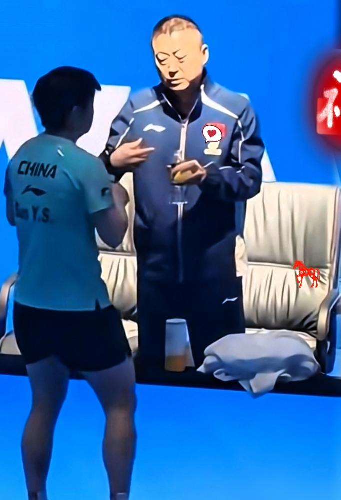 领先1分就喊暂停？马琳攥着战术板的指节发白，盯着朱芊曦的眼神比丢了赛点还慌！
 