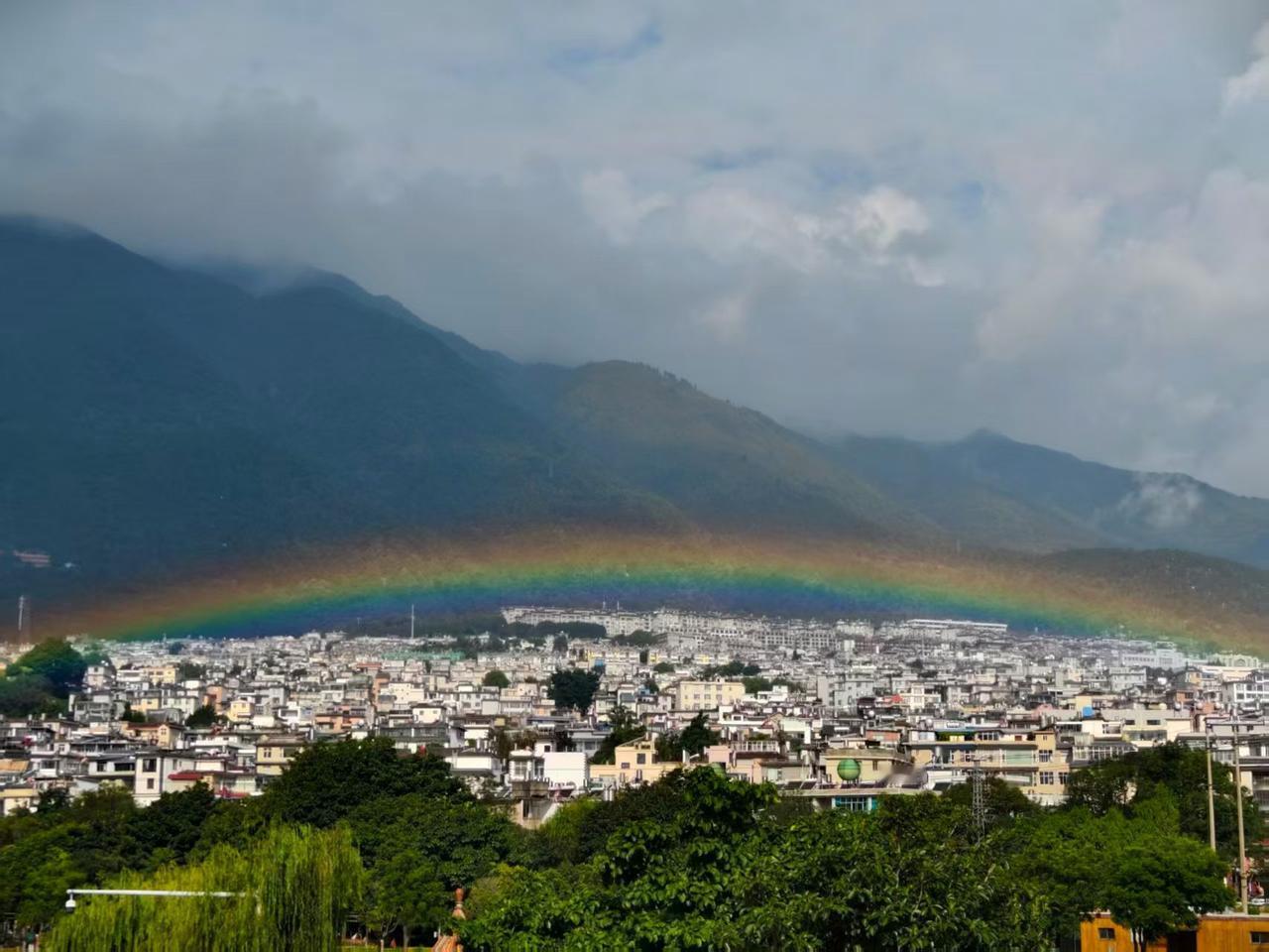 雨停了天空搭起七彩桥我踮脚够不到云的衣角
分享你随手拍的景