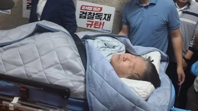 韩国在野党党首李在明绝食是如何导致器官受损的，他会成功吗
一般人绝食7天就很难生