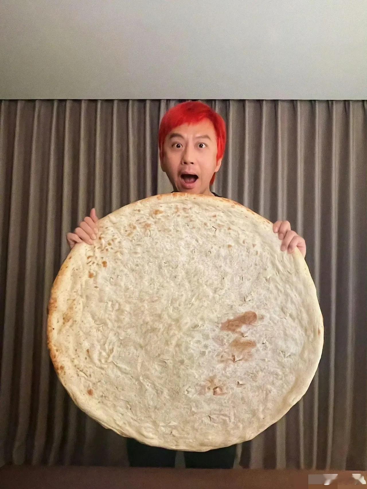 邓超这个显眼包又带着他的大饼走来了！胜券在握我看这个大大大大饼就行，够我吃一整年