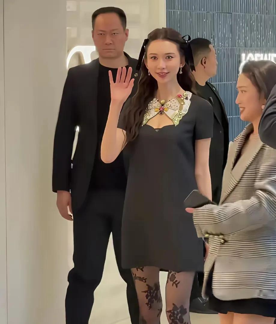 娱乐圈真的没人比林志玲更懂“打破年龄枷锁”了！51岁现身上海活动，一身低胸黑短裙