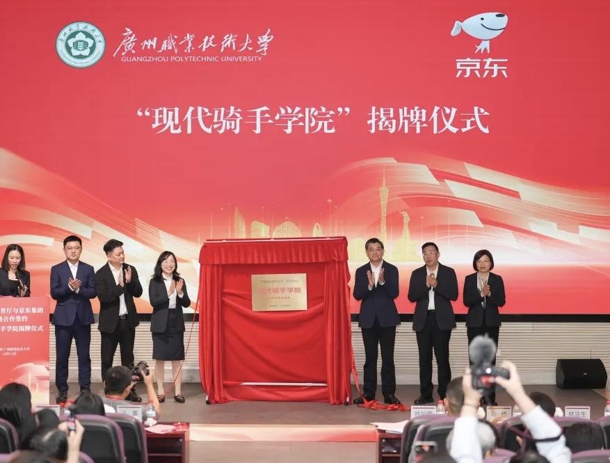 现在大学是越来越有趣了。
继重庆万州技师学院2021年正式组建烤鱼学院后，今年7