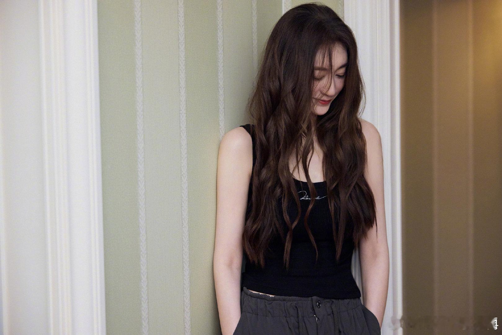 李小冉曾叫思麒才发现思麒这个名字好高级，完全配得上李小冉的颜值李小冉艺名叫思麒李