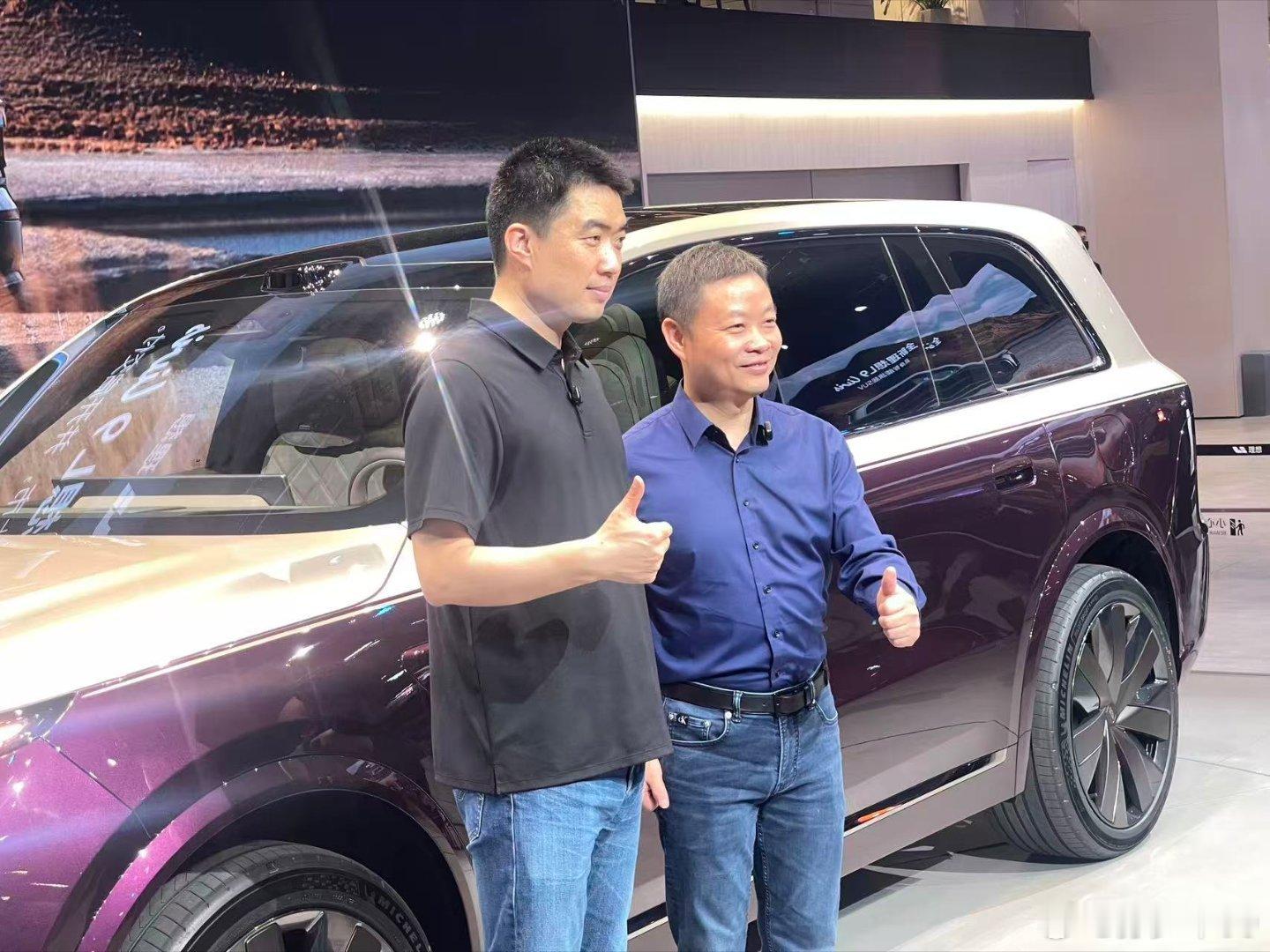 在理想展台刚好碰到李想和何小鹏互动都很有精神 