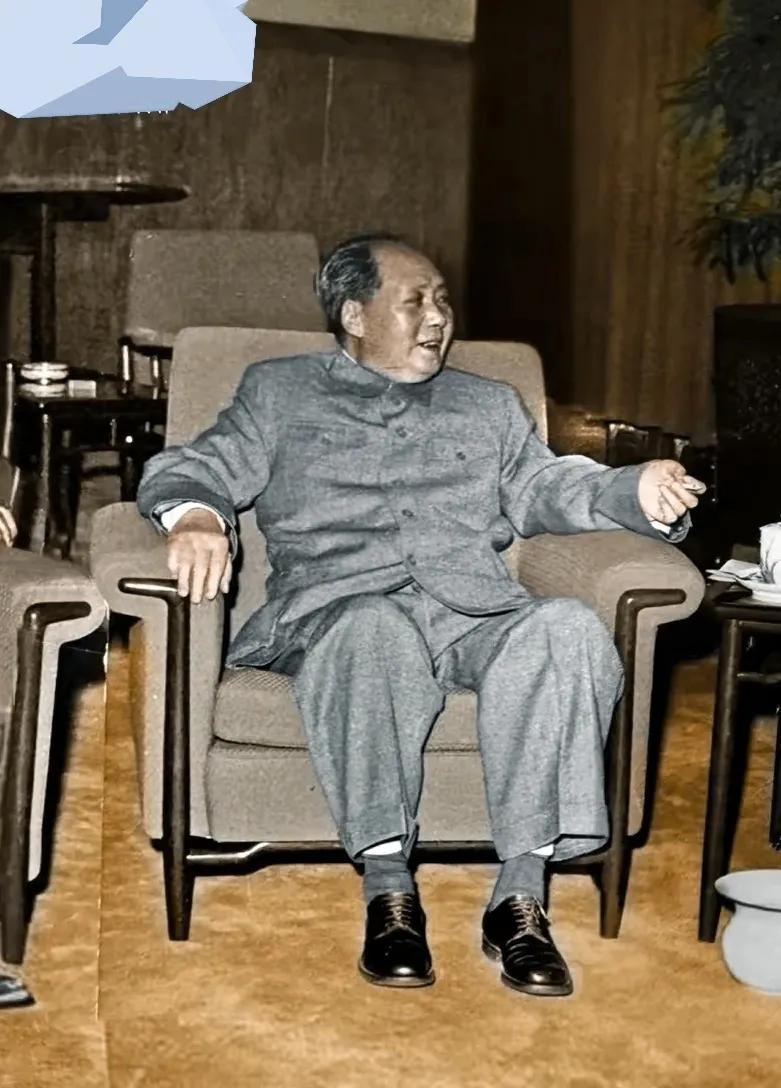 开国领袖毛主席，亿万劳动人民的领路人，共同富裕文明幸福之路的奠基者，他就是我们新