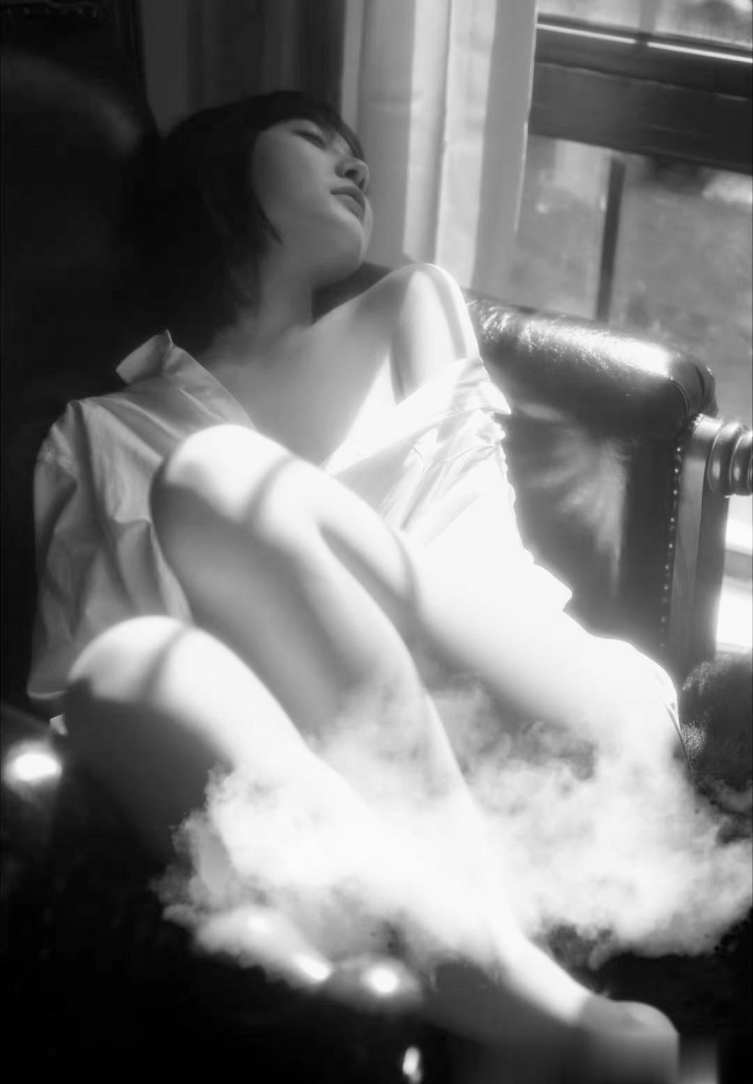 世界观（王立新）一个人最好的朋友是钱一个国家最好的朋友是枪人类最好的逃生通道是爱