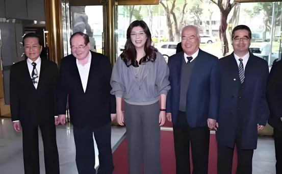 郑丽文访陆阵容曝光：三位副主席、连战次子同行。
 
时隔十年，国民党主席再度踏上