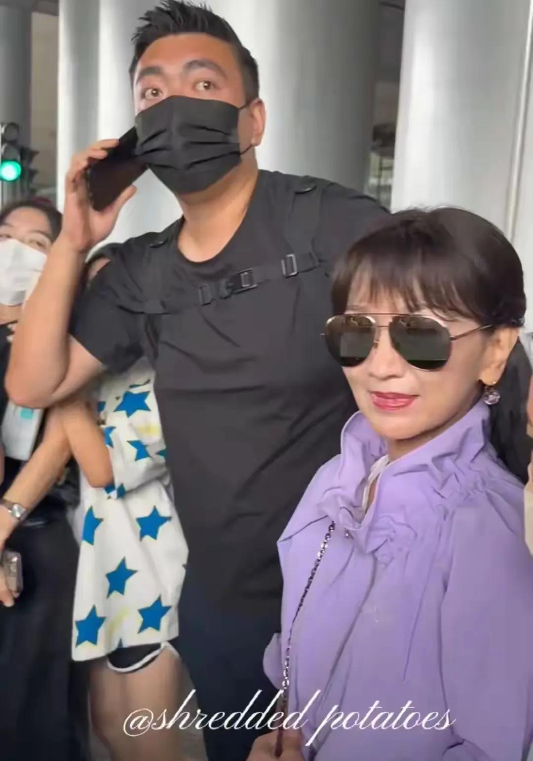 8月23日，赵雅芝现身北京，不愧是不老女神，看起来还是那么年轻漂亮！
赵雅芝身穿