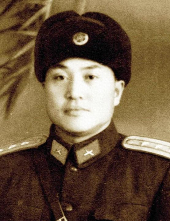 1942年，新四军为了获取棉布，选择和日本商人做买卖，没想到日本商人怀他的身份，