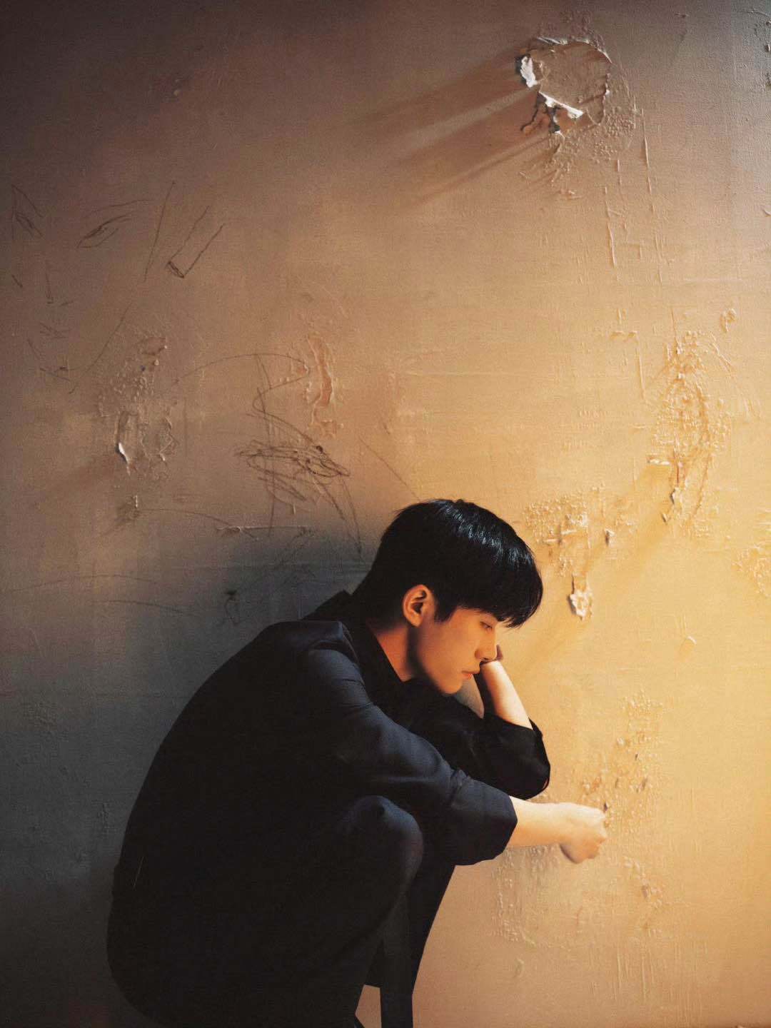 娱乐[超话]易烊千玺发布会全黑造型蛮荒禁地发布会易烊千玺造型 易烊千玺发布会全黑