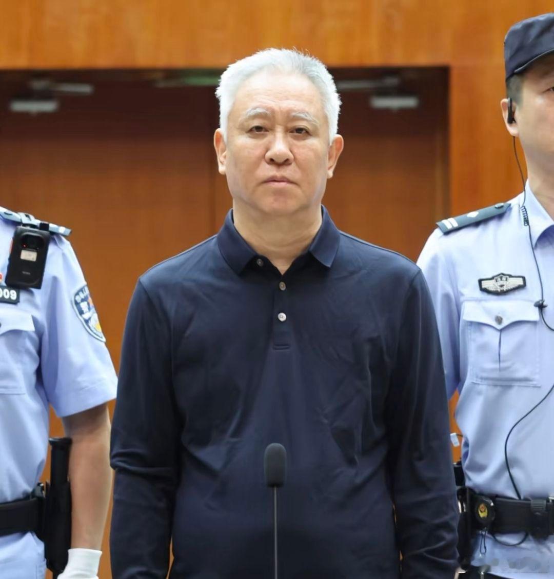 许家印的生活十分奢靡，据说他的床头放着两个糖罐，一个装白糖一个装红糖，他晚上睡觉