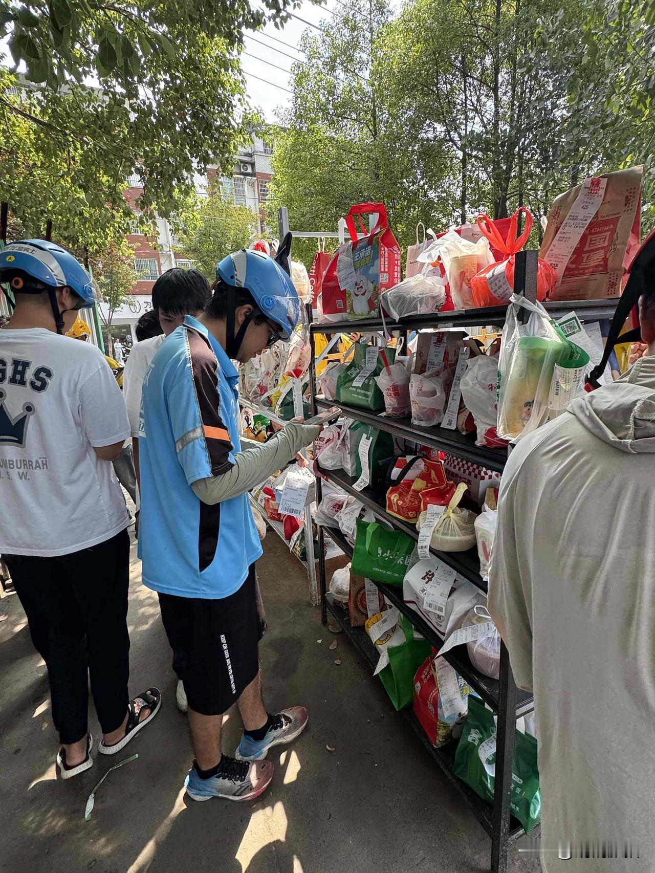 到底是谁发明的外卖，邻居说他家孩子大一开学报到才一个星期，光点外卖就花了500块