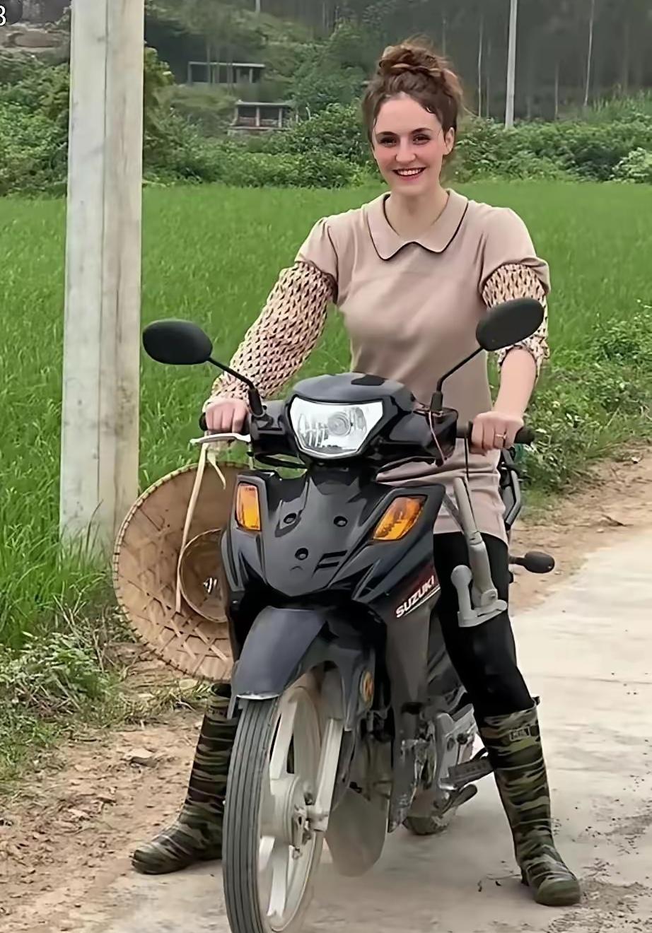 你能想象吗？一个住惯豪宅、精通多语的意大利富家千金，竟在广西农村开着拖拉机犁田！