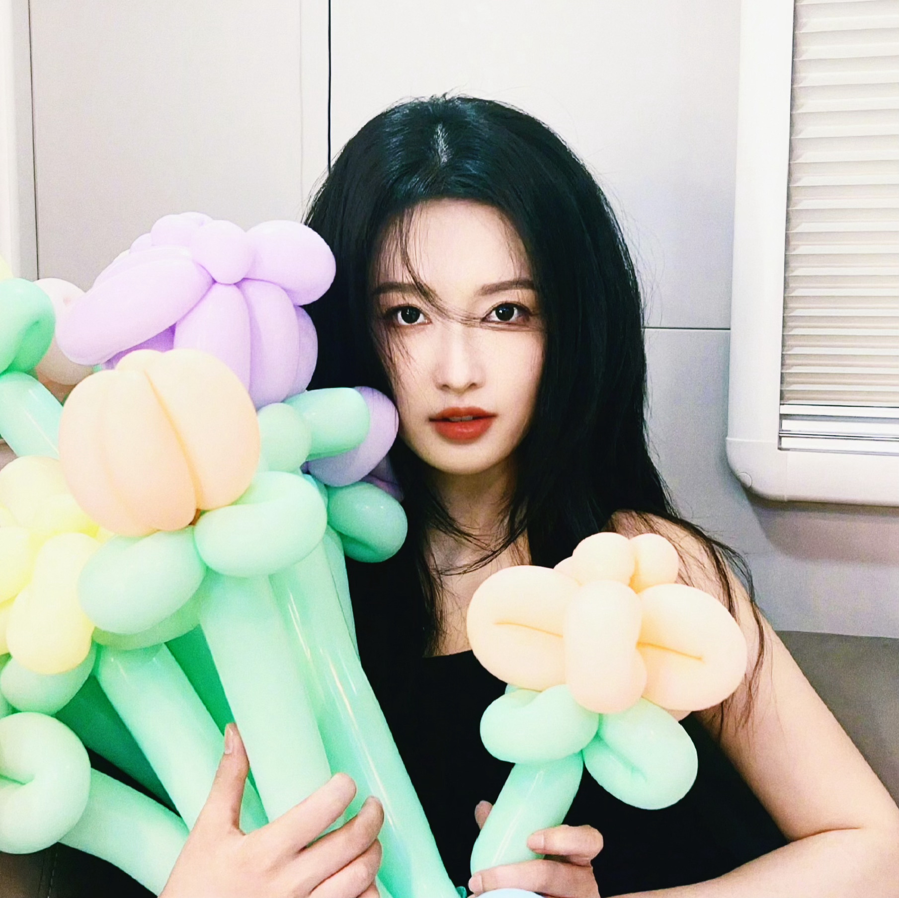 李沁这组手捧🎈花的图好适合用来做头像！太美了窝沁[好爱哦][好爱哦][好爱哦]