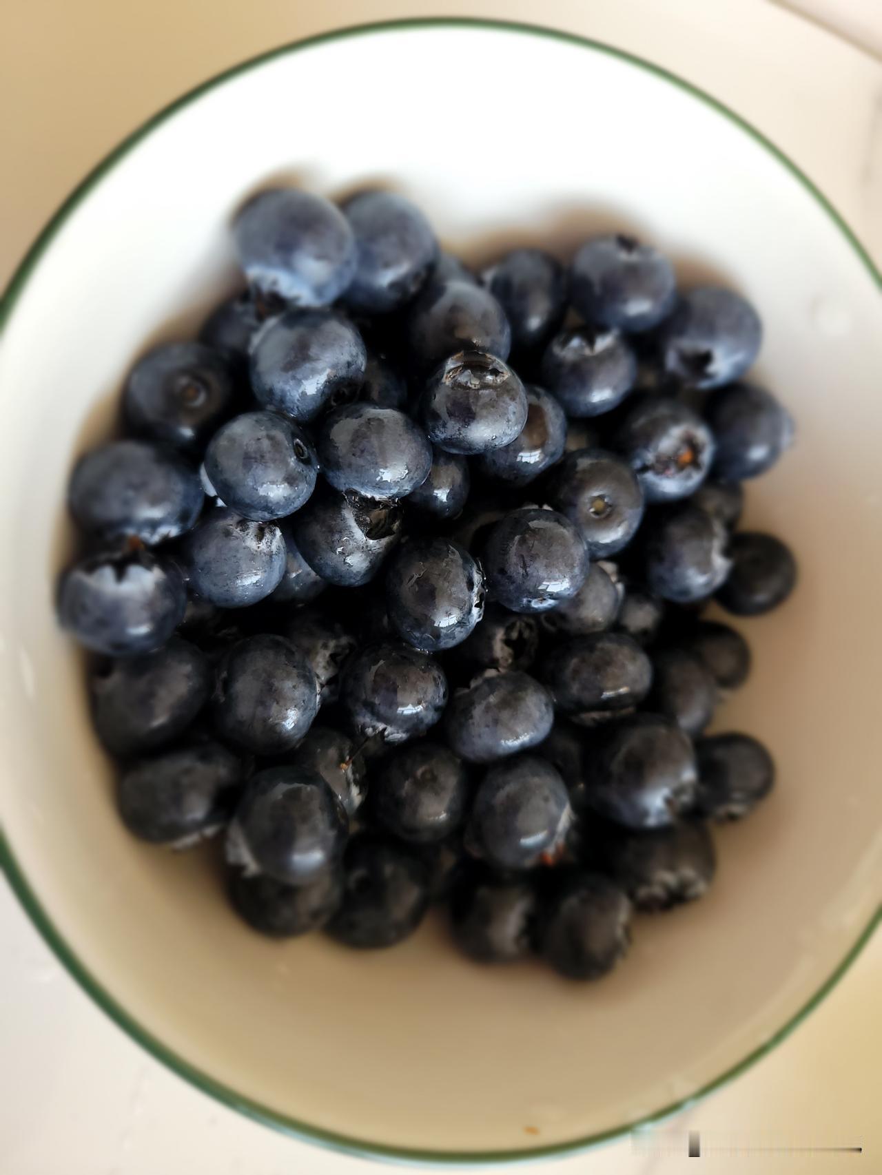 今年蓝莓价格真是亲民，水果店里散蓝莓24元一斤，小盒装蓝莓竟然5块钱一盒。

我