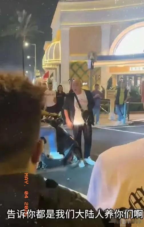 这件事我看了，心里堵得慌。
一个光头男子，在澳门的街头，指着别人鼻子说“都是大陆