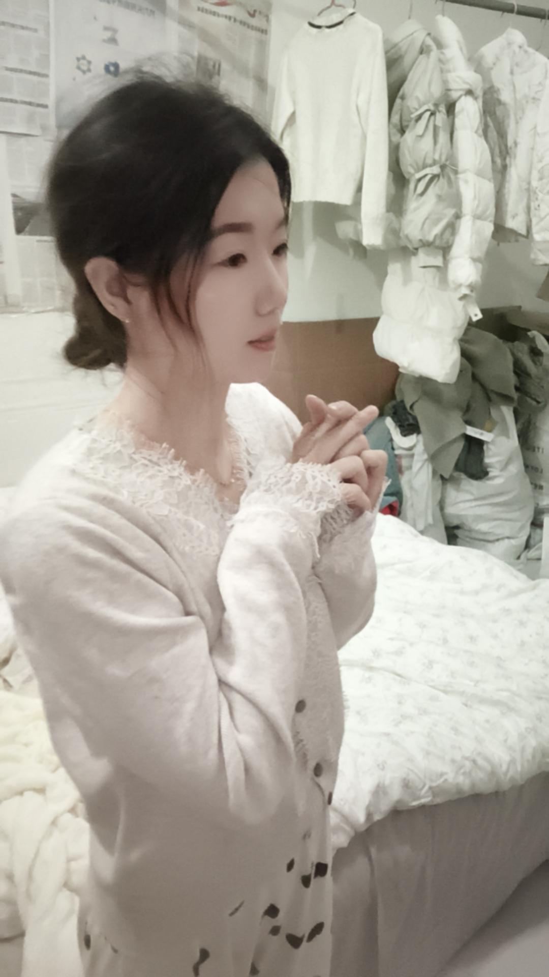 以前年轻，没钱，但很快乐，现在就更厉害了，不但没钱，还把快乐丢了，更可...