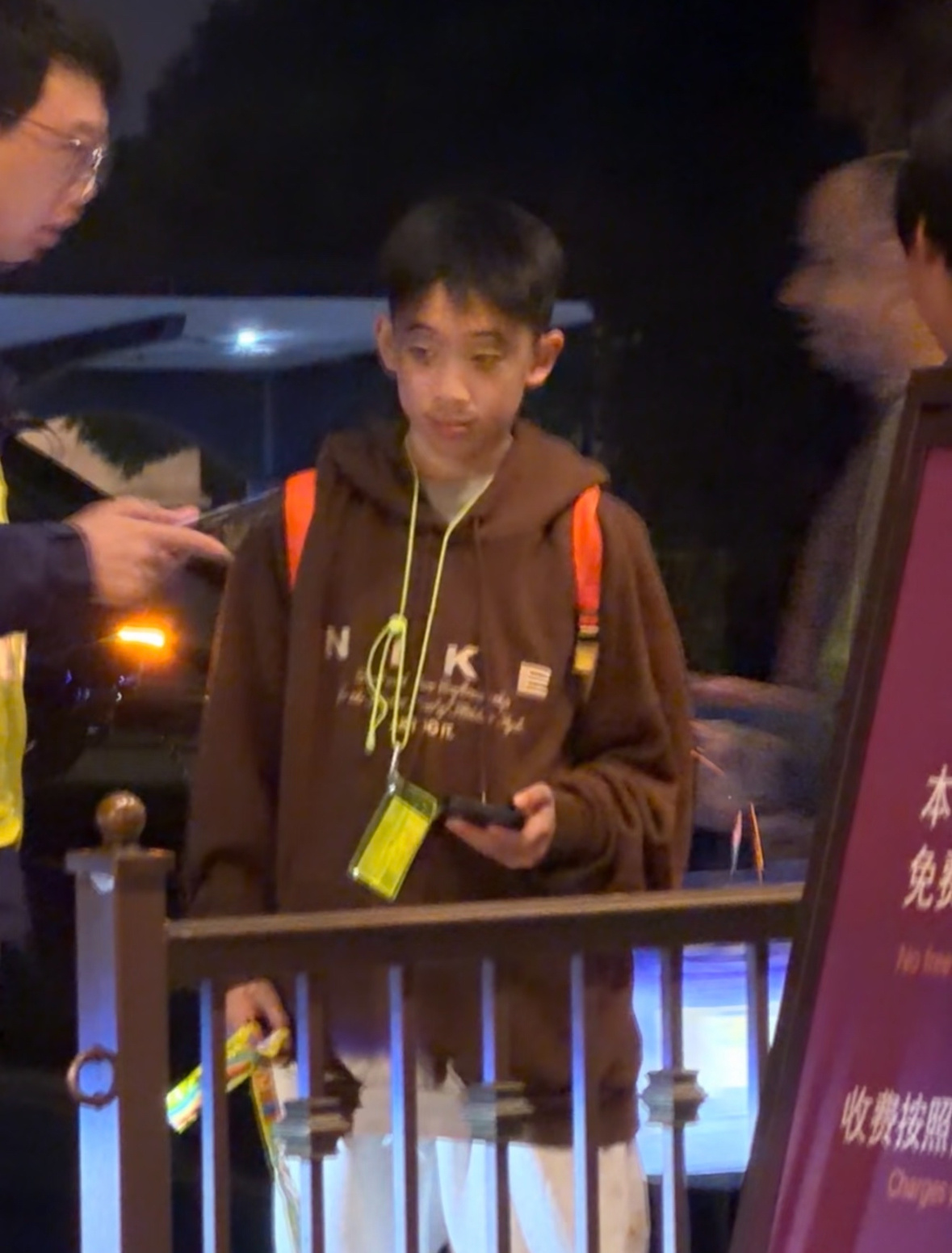 迪士尼偶遇Jasper 有网友在迪士尼偶遇了陈小春儿子Jasper，说着非常地道