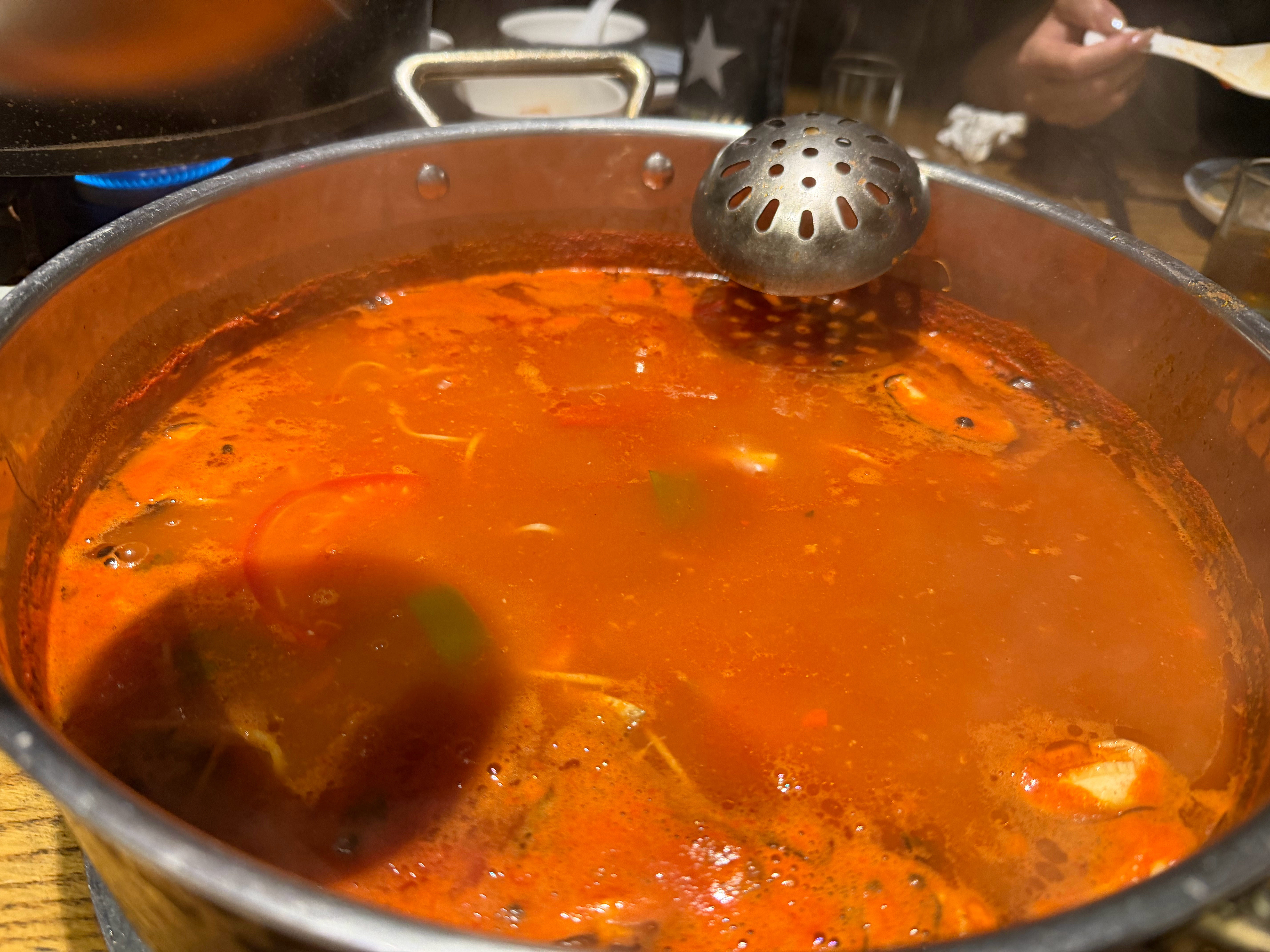 酸汤鱼，辣排骨，但我还是比较中意这个花生米，下酒神器[可爱] ​​​