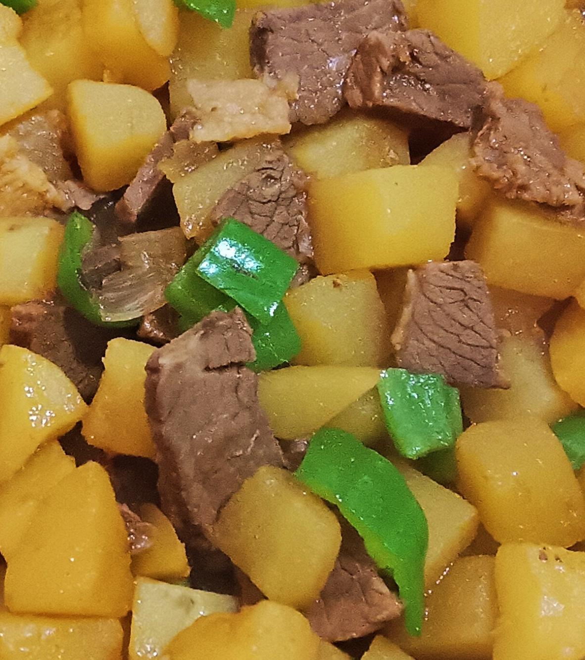 青椒土豆炖牛肉，美味。