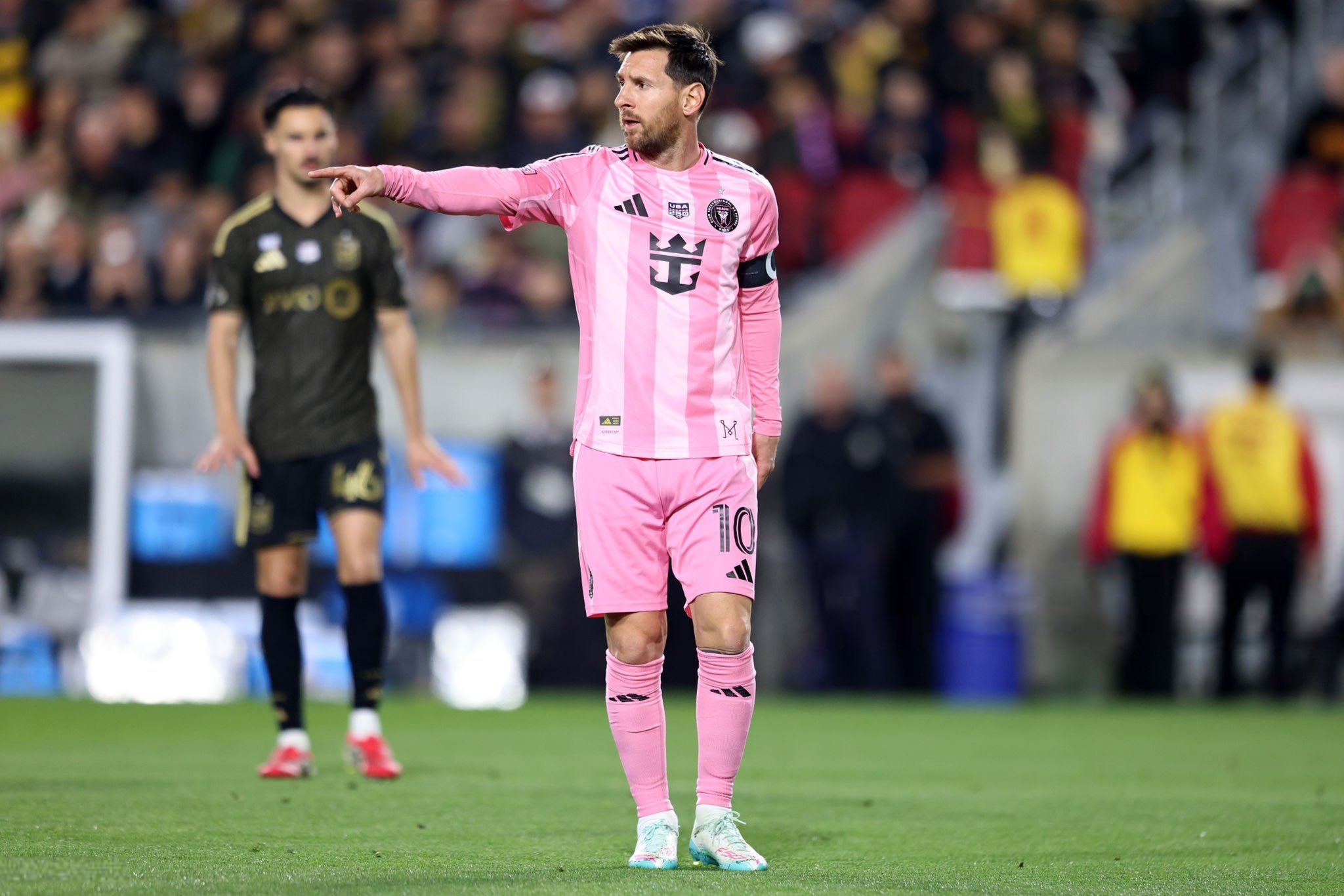 全场比赛结束，迈阿密国际客场三球不敌洛杉矶FC，遭遇开门黑，没啥想说的，梅西别受