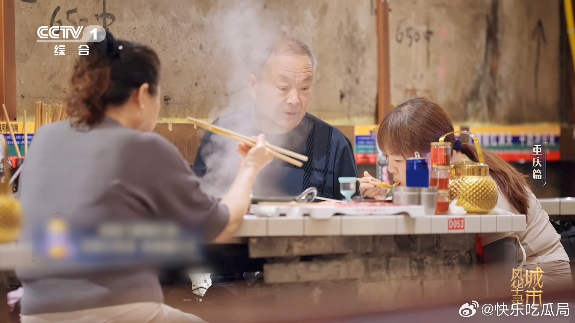 上天入地的山城交通重庆人过江都在天上飞城市风华录 亚洲最长坡地扶梯深入地下，轻轨