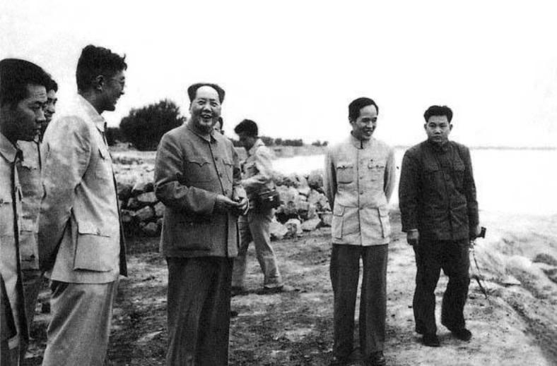 1976年，毛主席收到华国锋一封电报，看后失声痛哭，说道：快去唐山！

在197