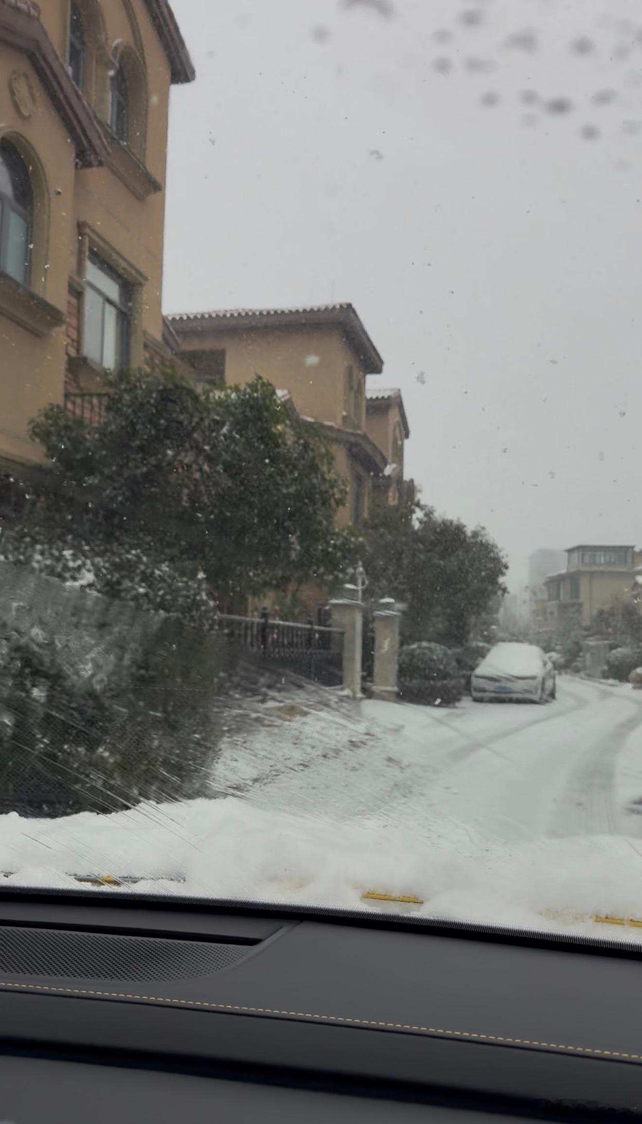 差不多纬度的武汉和上海降雪量还是有不小的差异不过对于上海来说这场雪已经不小了不管