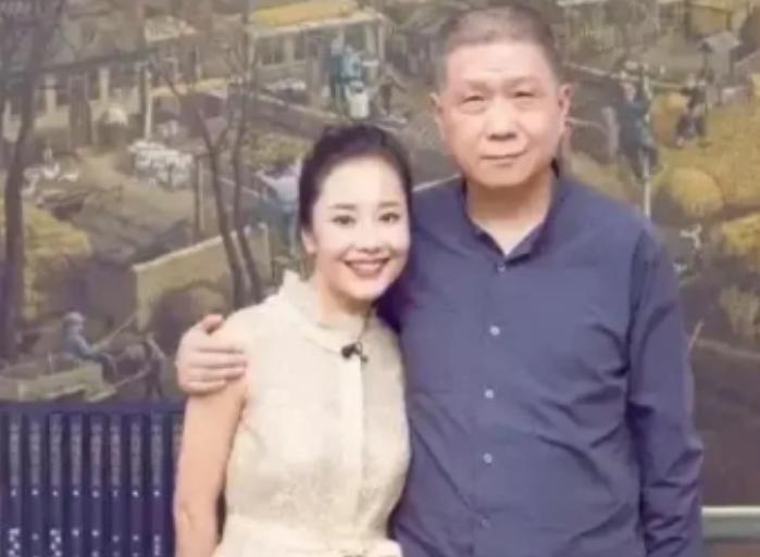 2004年，马未都请人修复一把黄花梨椅子，结账时，师傅比了一个手指头，马未都就给