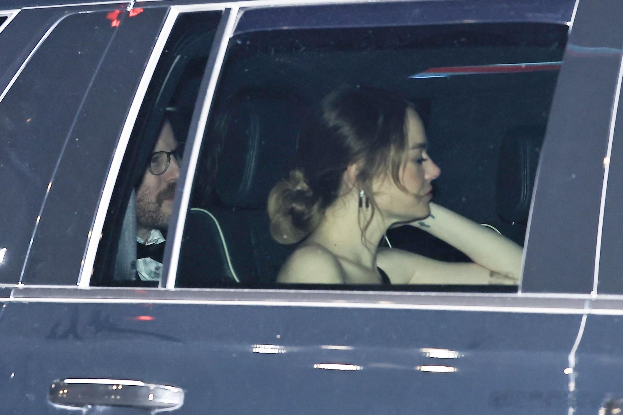 Emma stone艾玛斯通在纽约参加好友Taylor Swift的婚礼后搭车离