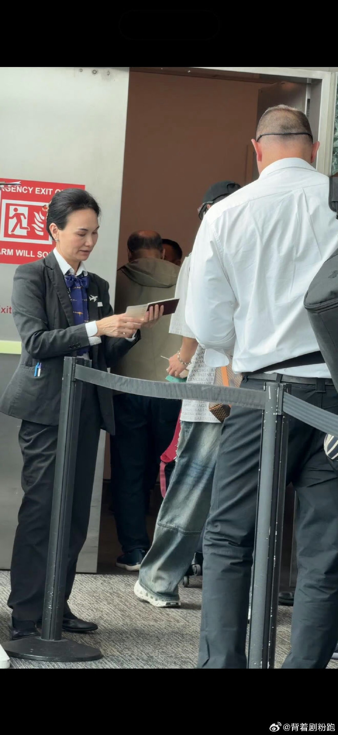 网友说杨洋私下也好精致 网友和杨洋同一班飞机回国 杨洋超张凌赫 没有镜头约束也精